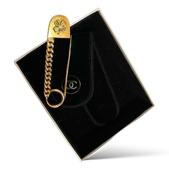 ā¤ļøSOLDā¤ļøCHANELāVintageĀ RAREāGold-toneāFourāLeafāCloverāClothesāPināBrooch - Picture 15 of 16